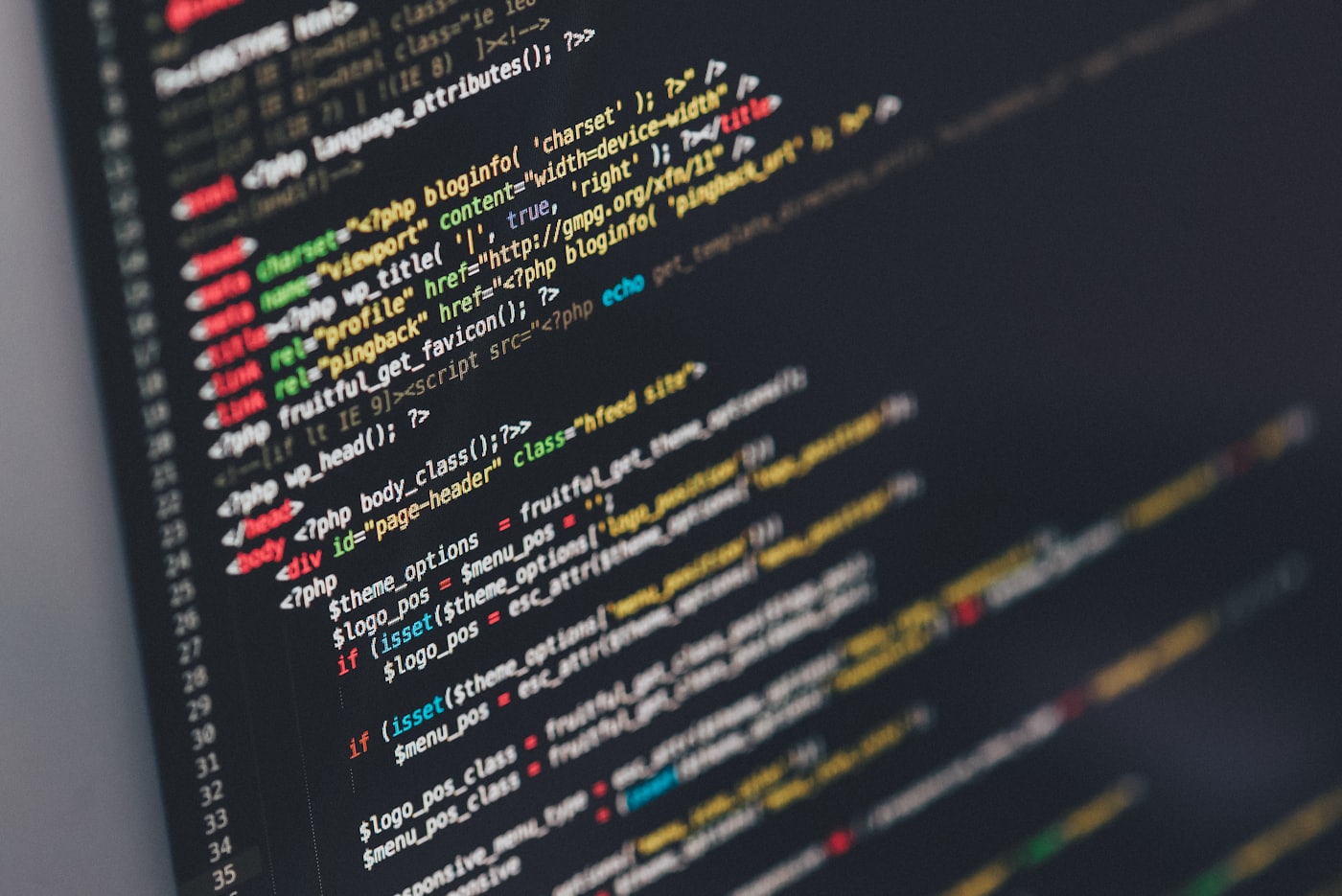 Code source coloré affiché en biais sur un écran