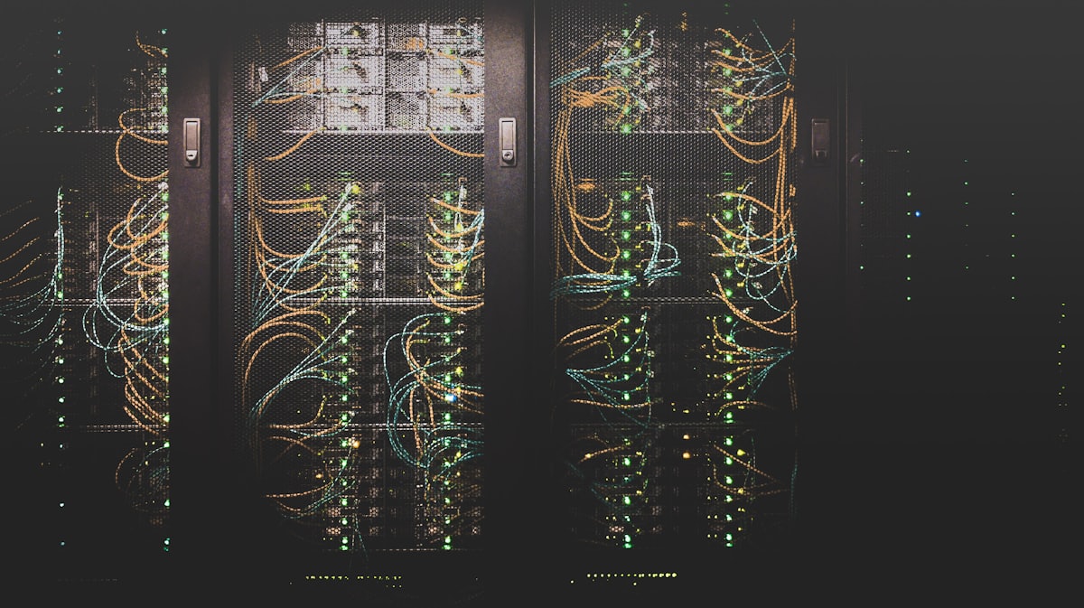 Baies de serveurs en salle machine, câblage optique coloré